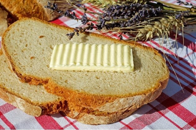 Homemade Artisan Bread - This artisan bread recipe is simple to make, has a nice crunchy crust and easy enough that even if the kids can help. 